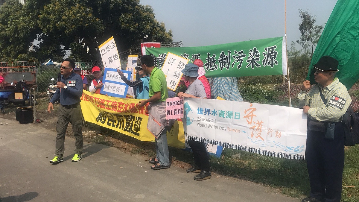 屛東縣高樹鄉泰山村守護家園環保自救會日前指出，泰山村設置涉嫌違法的福鑫工廠，該工廠位於飲用水取水口一定距離內，福鑫公司也涉嫌於環評欺騙高週波熱處理及染色製程。 圖：屏東縣議員蔣月惠/提供