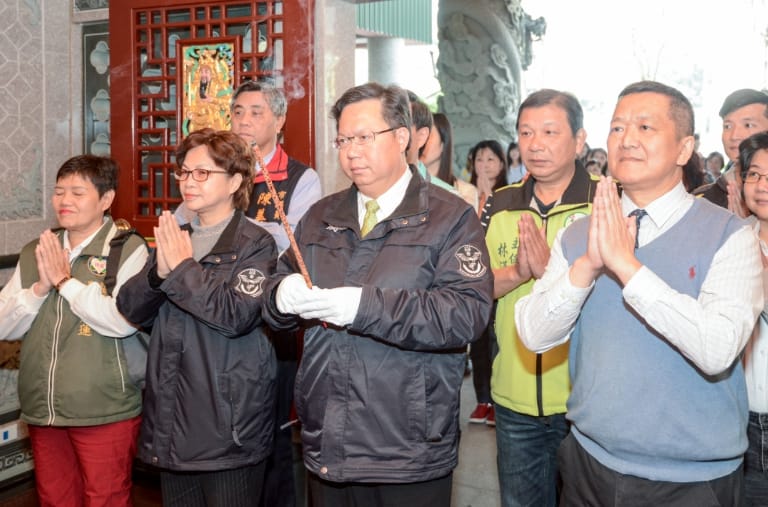 桃田土口立鄭文燦也於活動中向土地公祈願周邊工程順利完成，包括位於土地公文化館對面的桃園國民運動中心即將完工。 圖：桃園市政府/提供