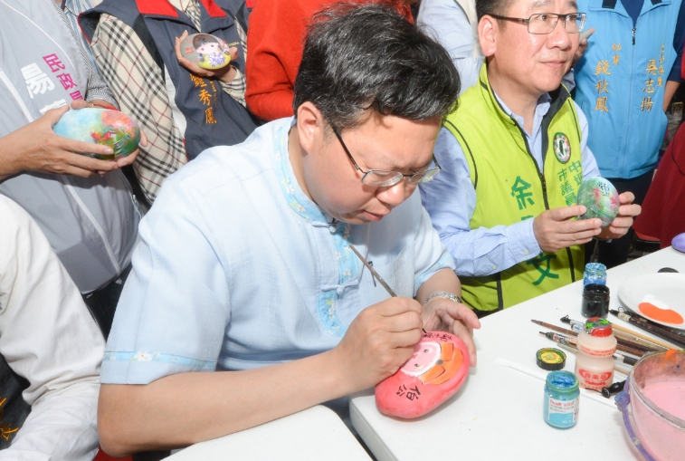 「彩繪石頭伯公」活動，桃園市長鄭文燦也親自下來彩繪石頭。 圖：桃園市政府/提供