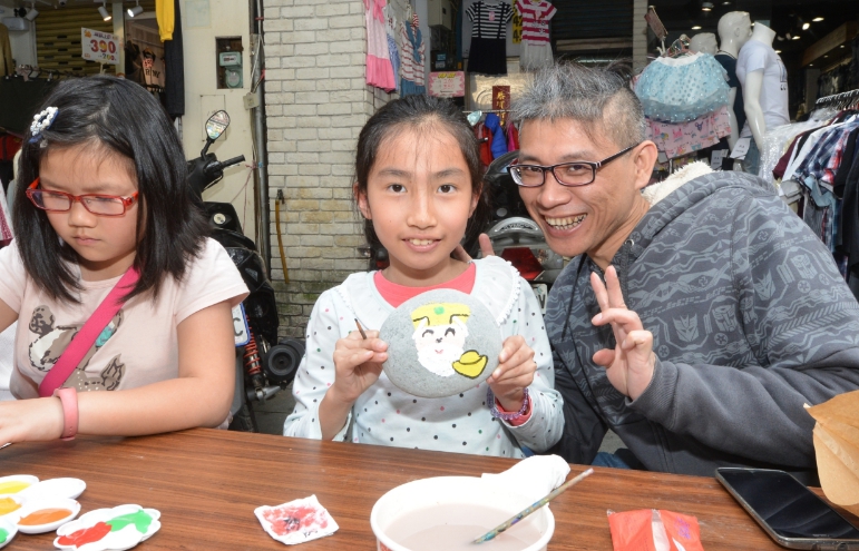「彩繪石頭伯公」活動吸引大朋友小朋友一同參與。 圖：桃園市政府/提供