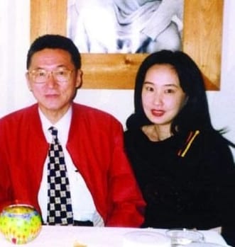 李文（右）表示，與李敖是好朋友關係，54年來在一個屋簷下共處不到20天，所以對於父親離世沒有那麼難過。 圖：翻攝自李文微博
