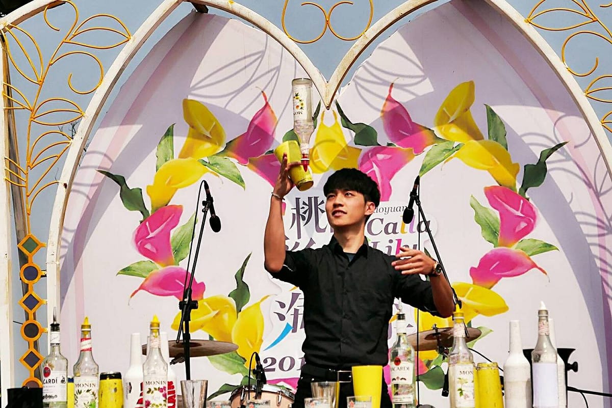 由桃園在地南亞技術學院、萬能科技大學攜手獻出「浪漫交杯酒」花式調酒秀，在絢麗花俏的調酒過程，引爆現場觀眾熱情。 圖：桃園市政府／提供