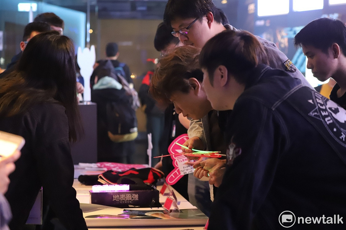 玩家只要穿著螢光色應援或現場打卡就可以兌換限量海報。 圖：蔡幸秀/攝
