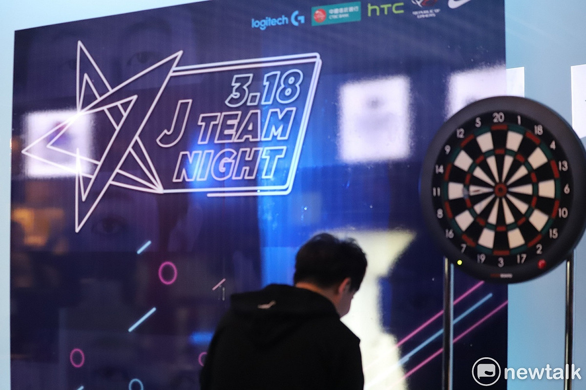 這次的「J Team Night」螢光派對，將電競館搖身一變成為小型酒吧，提供了飛鏢遊戲區，玩家趁著比賽開場前玩得相當盡興。 圖：蔡幸秀/攝