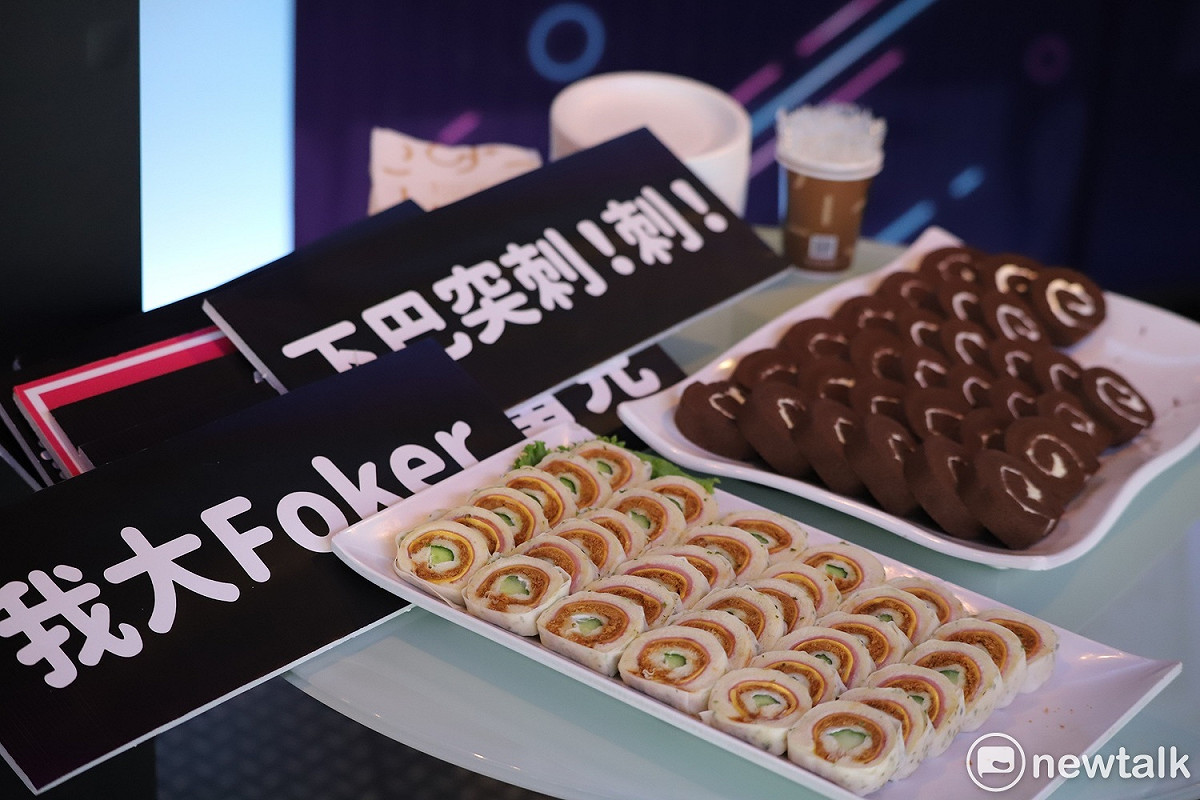 現場貼心提供小點心，還有逗趣的標語，將中路選手FoFo與SKT大魔王Faker並稱。 圖：蔡幸秀/攝