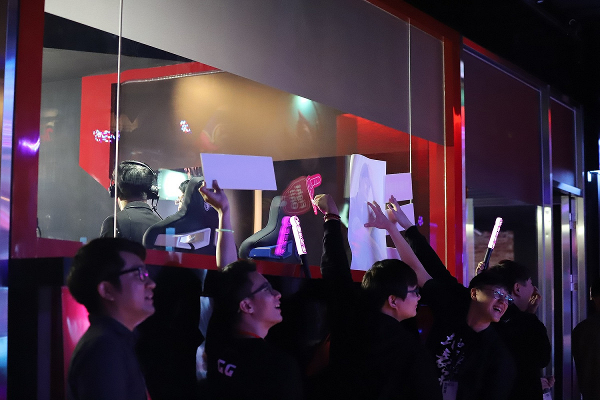 今日也為「J Team Night」螢光派對主場日，吸引了許多粉絲來到現場觀賽，為JT加油。 圖：蔡幸秀/攝