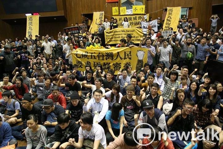 318學運攻佔立法院，是過去反對運動首見。香港這次示威群眾衝進立法會則被比為港版太陽花。 圖：新頭殼資料照片