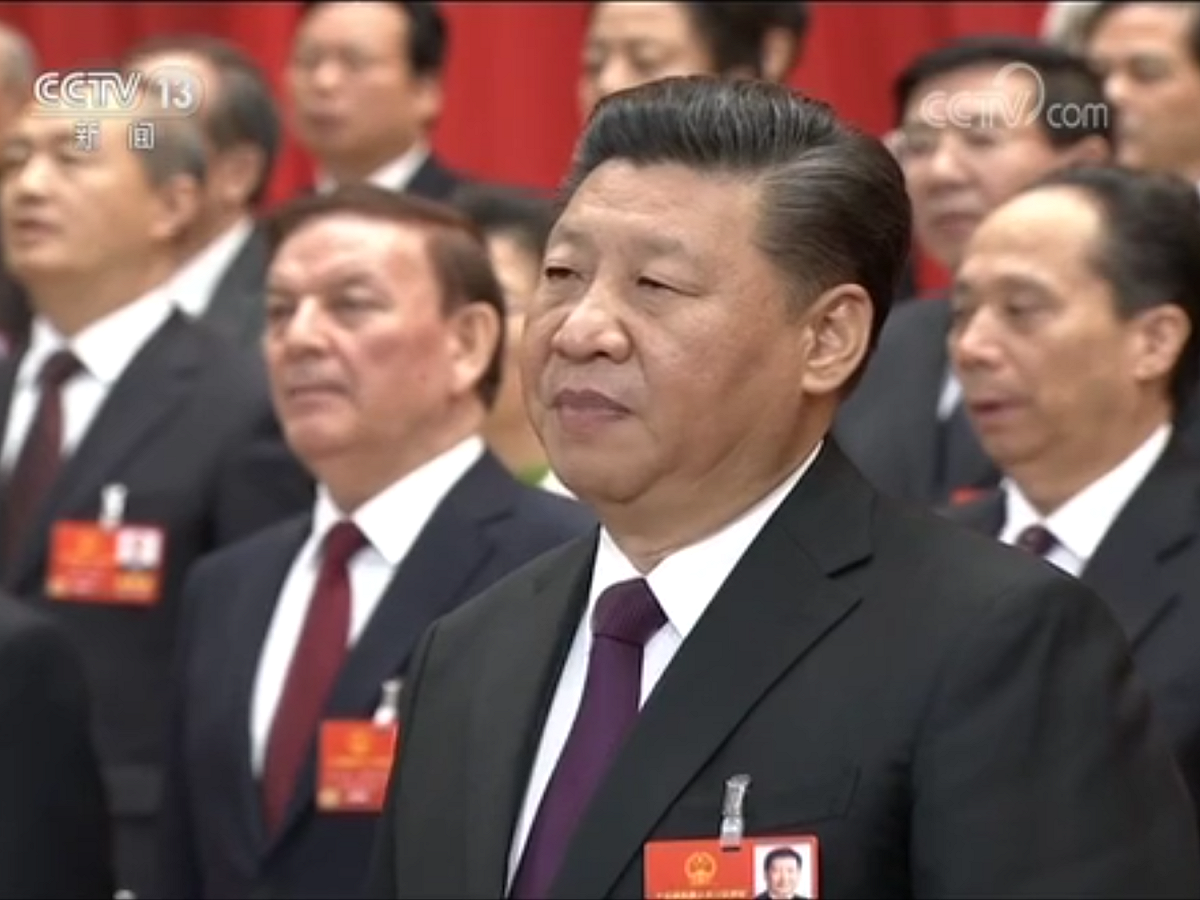 報導質疑，在習近平（前）上臺之後，「妄議中央」成為一個正式的罪名，足以讓一個中共高官或低階官員丟掉飯碗，甚至失去自由被打入牢獄。 圖：翻攝自央視畫面