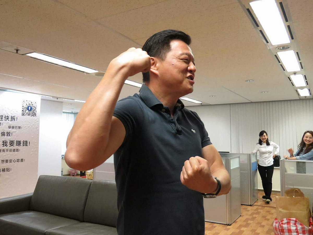 周錫瑋今天並秀胳膊肌肉，強調當市長體力要好、腦力也要好。 圖：王峻昌/攝