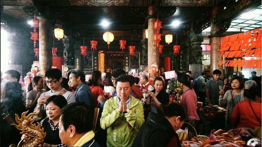 張志豪今天一早就到碧河宮參拜，請求神明保佑大家平安，同時搶攻信眾選票。 圖：翻攝張志豪臉書