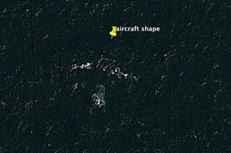 澳洲工程師宣稱利用Google Earth，在模里西斯龍德島以南16公里的海底，找到失蹤的馬航MH370班機殘骸。 圖：翻攝《每日星報》/Google Earth