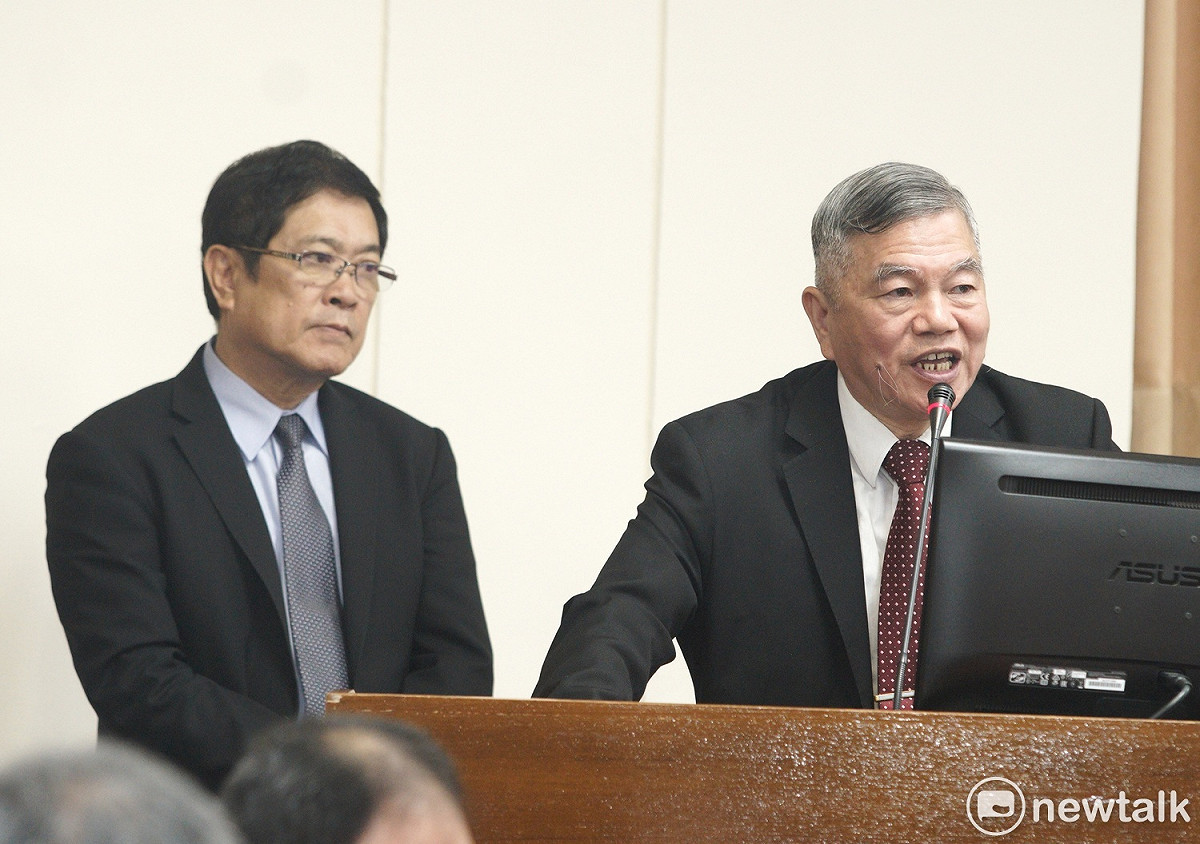 經濟部長沈榮津、台電董事長楊偉甫在立法院經濟委員會備詢。 圖：張良一/攝