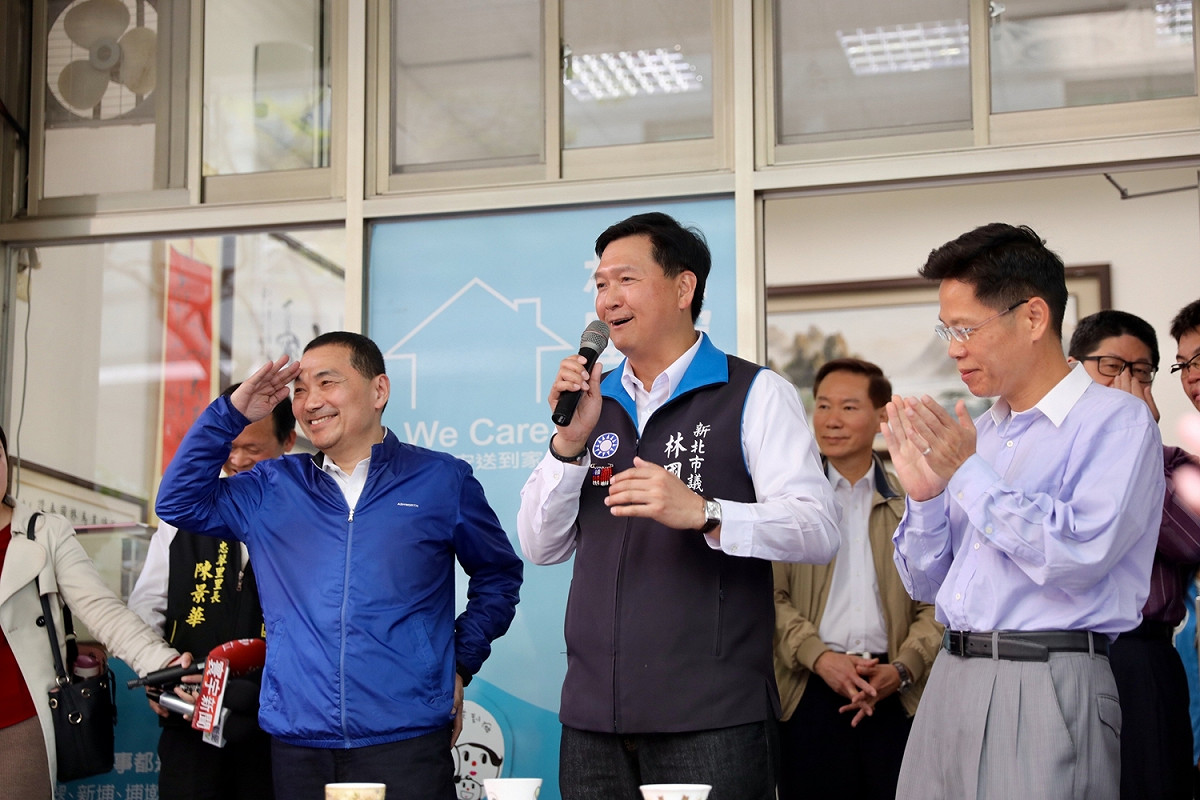 侯友宜拜會同黨市議員林國春，侯說「看到伊，就親像看到我同款」，他和林國春都很了解基層民眾的需要。 圖: 侯友宜競選辦公室/提供
