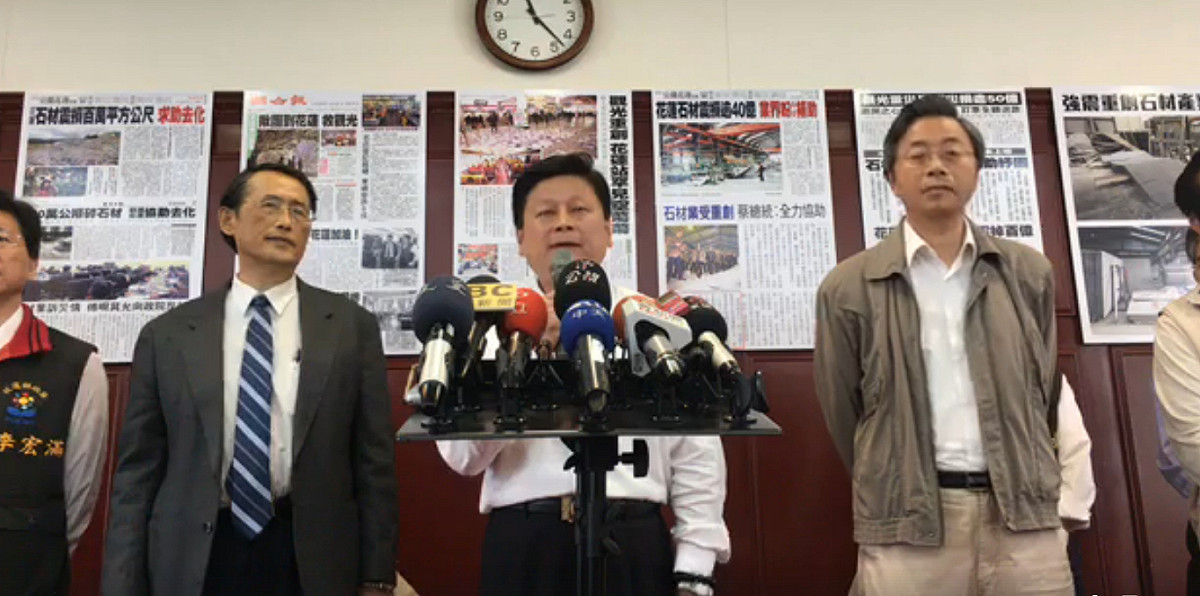 傅崐萁表示，災民有直接及產業災民，災害一發生，隨即發給死亡慰問金、生活補助，並將協助重建、永久屋也將在1年2個月後建好。 圖：翻攝直播畫面