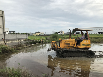 彰化縣遭重金屬污染土地整治後陸續解除列管並復耕，但農民擔心農地土質鬆軟，農耕機具恐無法進場。環保局表示，農地經地力回復驗證，犁底層都能負荷農機作業。圖為推土機在農地試走。（ 圖 : 彰化縣環保局/提供