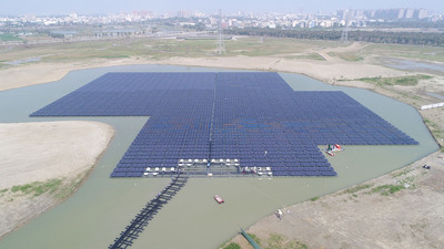 高雄市典寶溪B區滯洪池已完成浮力式太陽光電系統建置，今年4月起將與台電饋線併聯發電、送電。 圖 : 高市府水利局/提供
