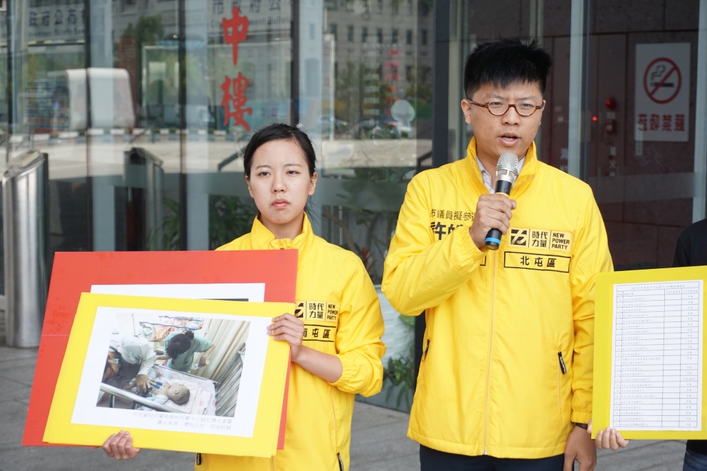 台中市多家獲「甲等」評鑑托嬰中心近日爆出多起虐嬰事件，時代力量台中市北屯區市議員參選人許皓甯、南屯區參選人吳佩芸今 (19) 天前往台中市政府提出三點要求，其中包括未來評鑑委員名單應該要公佈。 圖 : 時代力量/提供