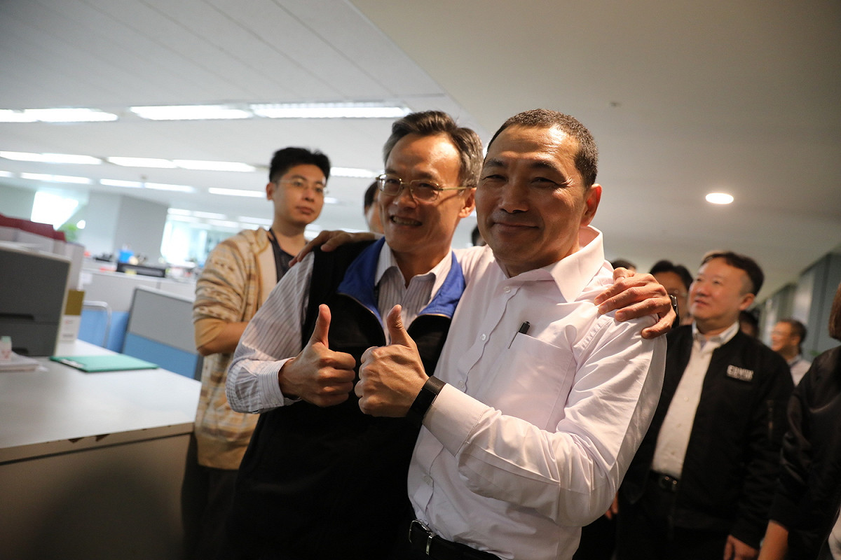 於有意加入新北市長選舉的民進黨籍立委吳秉叡認為新北市府工作效率不佳，侯友宜回應，市府所有同仁都很積極、很認真的做事。  圖 : 侯友宜競選辦公室/提供