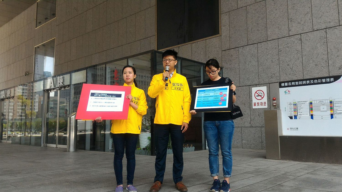 吳佩芸（左）、許皓甯（中）今天到台中市政府社會局，要求公布托嬰中心評鑑成果及評委名單。 圖 : 時代力量台中黨部/提供