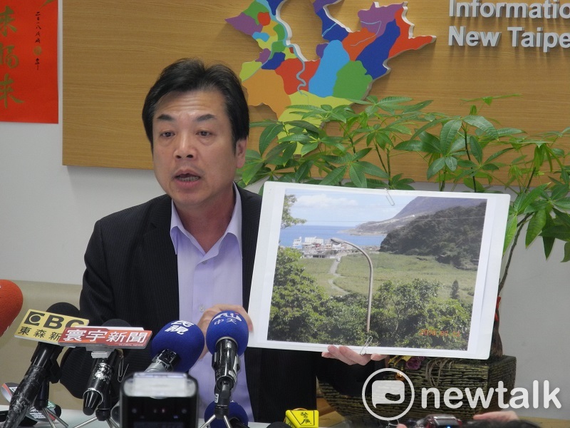 新北市環保局長劉和然出示深澳電廠預定地尚未開工的現場照片。 圖：王峻昌/攝
