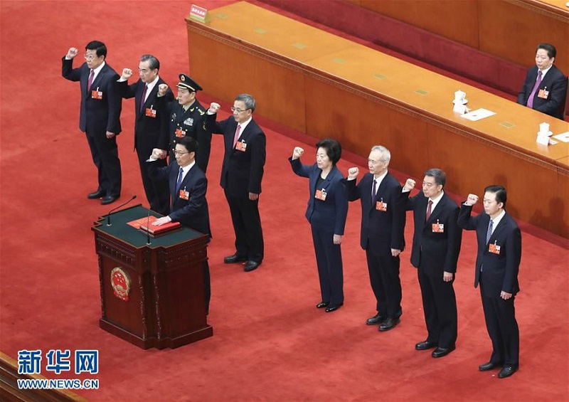 根據國務院總理李克強的提名，經投票表決決定，韓正、孫春蘭、胡春華、劉鶴為國務院副總理，魏鳳和、王勇、王毅、肖捷、趙克志為國務委員，肖捷為國務院秘書長，並進行憲法宣誓。 圖：翻攝自新華社