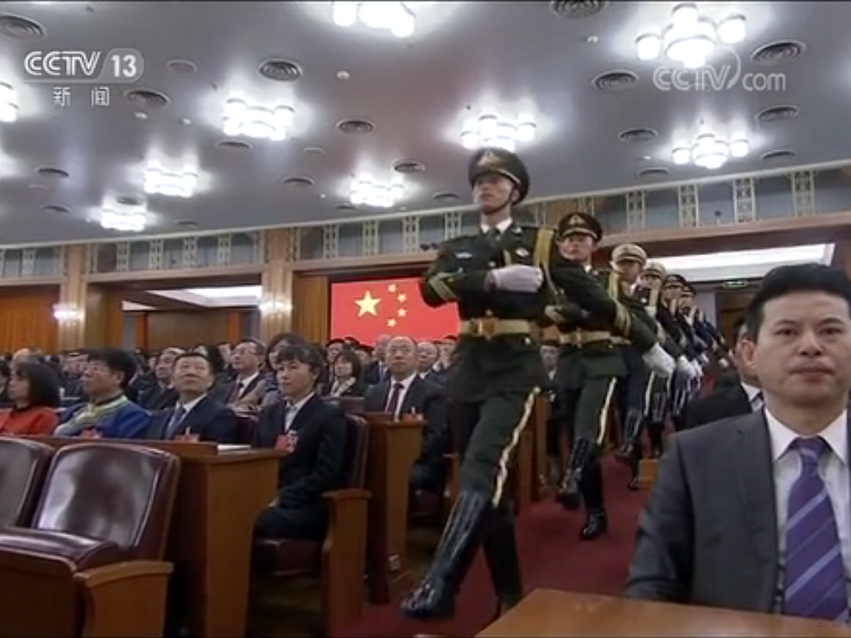 100多年後，投票會場一樣戒備森嚴。 圖：翻攝自央視畫面