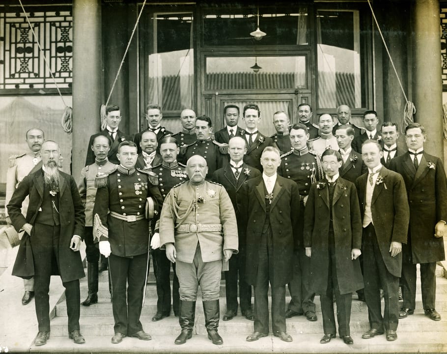 1913年10月10日袁世凱正式就任中華民國大總統之後，各國駐華使節覲見合影。 圖：翻攝自維基百科