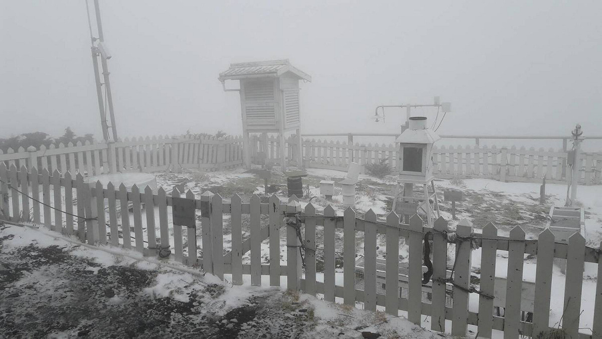 玉山清晨7:25在水氣與低溫的配合下降下細雪。 圖：中央氣象局／提供