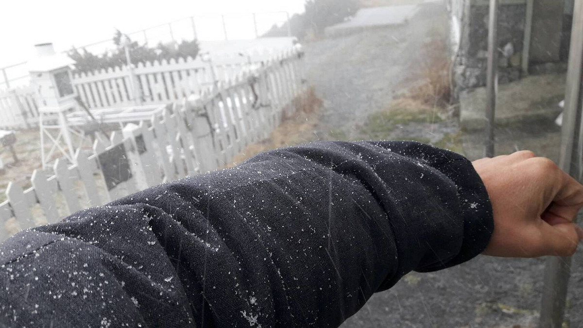 玉山清晨降雪一路下到9:35雪停，不過因風大觀測坪未完全覆蓋，累積降雪0公分。 圖：中央氣象局／提供