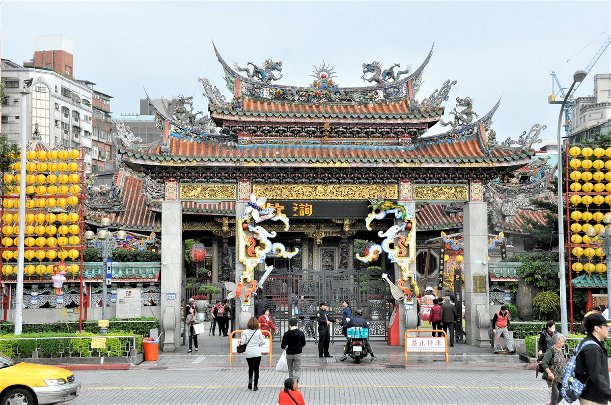 文化部長鄭麗君今天（20）日宣布啟動臺北市艋舺龍山寺（如圖）、大龍峒保安宮、臺北公會堂（臺北市中山堂）、欽差行臺，以及高雄市旗後礮臺、打狗英國領事館官邸指定為國定古蹟審議程序。