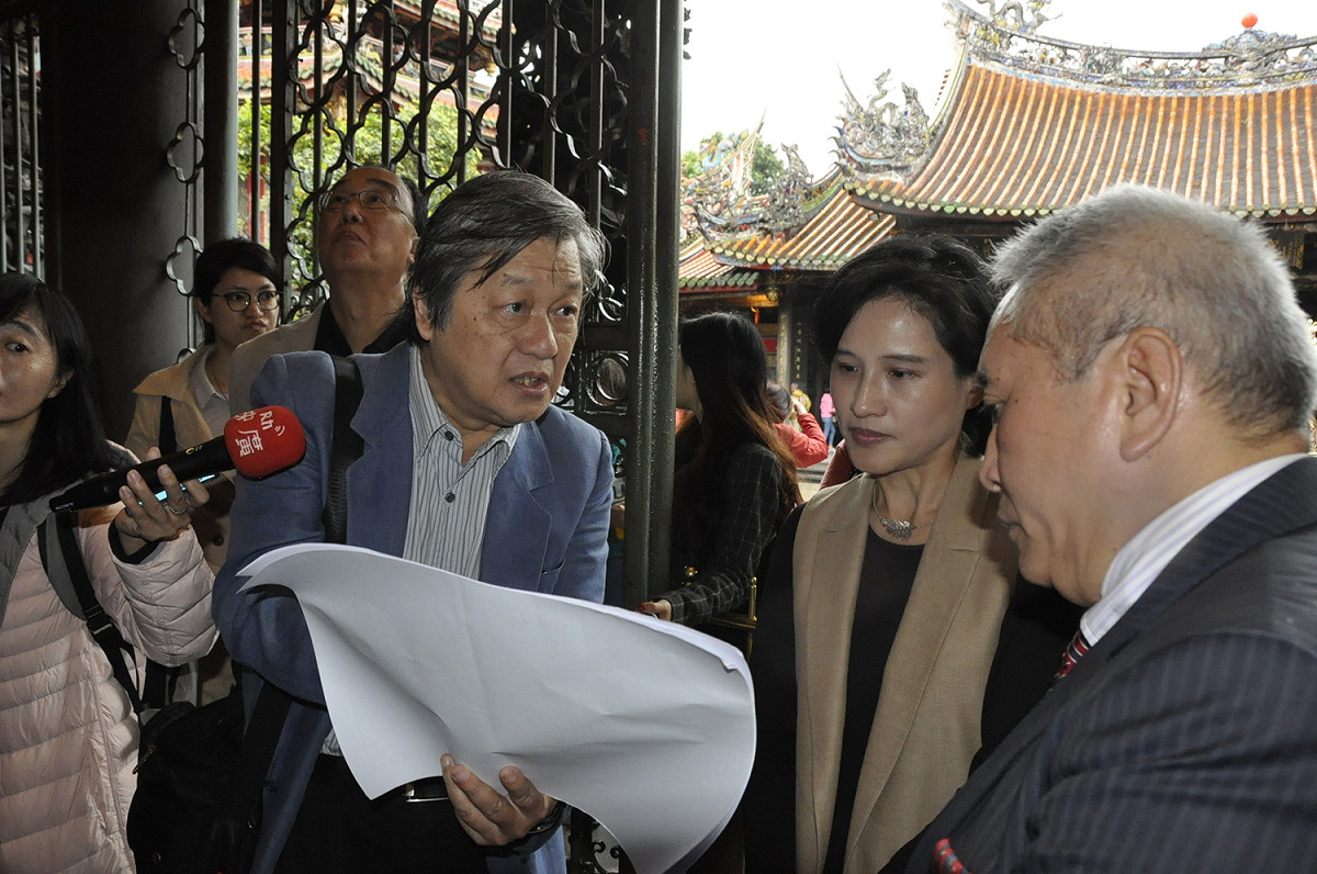 文化部長鄭麗君由文資專家李乾朗（圖左）帶領導覽龍山寺。