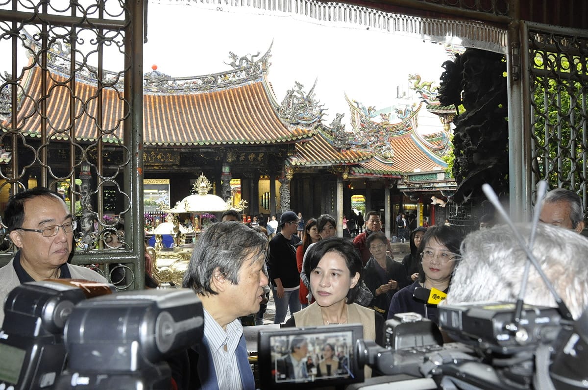 已有279年歷史的艋舺是文化部長鄭麗君的出生地，她說:艋舺是北台灣的發源地，龍山寺是她人生成長的第一座大廟，啟動指導國定古蹟是遲來的升格。