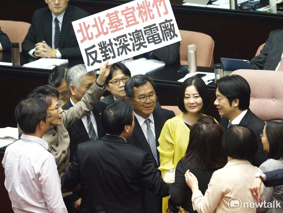 國民黨團為了抗議深澳電廠環評通過，上午提案180個法案表決杯葛行政院長在立院院會的總質詢，當民進黨以包裹表決否決後，多位國民黨立委拿著「深澳環評重新審查」的牌子衝向賴清德面前抗議。 圖：張良一/攝