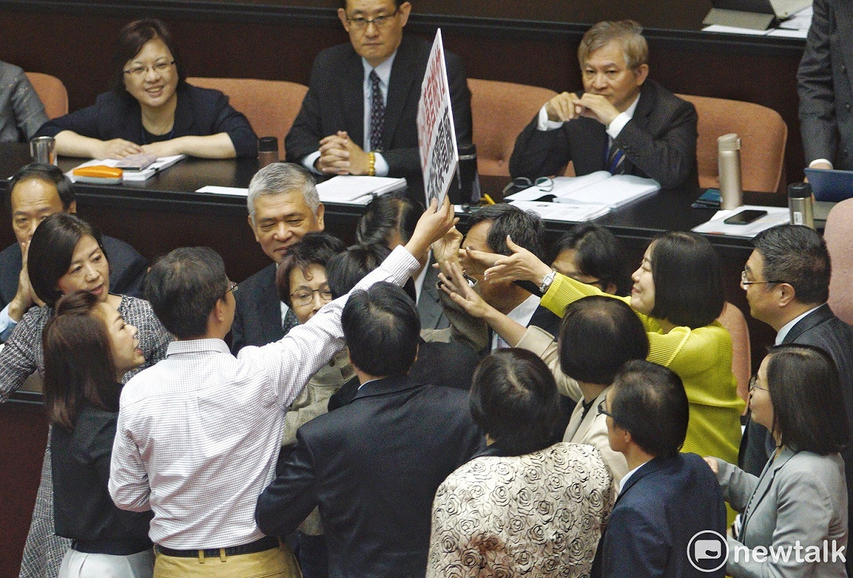 國民黨團為了抗議深澳電廠環評通過，上午提案180個法案表決杯葛行政院長在立院院會的總質詢，當民進黨以包裹表決否決後，多位國民黨立委拿著「深澳環評重新審查」的牌子衝向賴清德面前抗議。 圖：張良一/攝