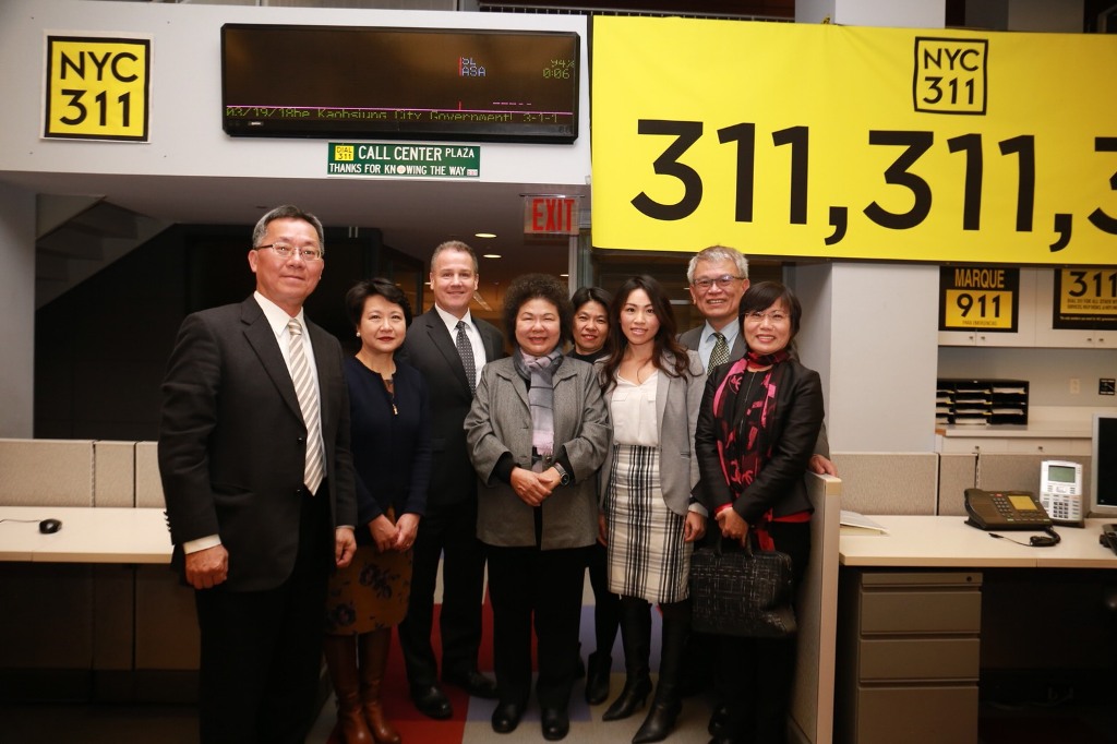 高雄市長陳菊於美東時間19日上午偕同高雄市立委劉世芳、賴瑞隆參訪「紐約311市民服務專線」。 圖 : 高雄市政府 / 提供