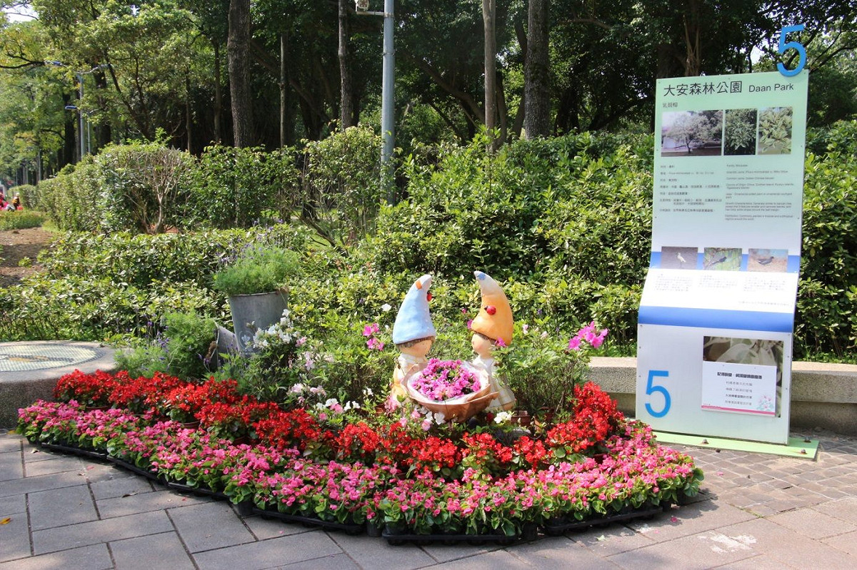 大安森林公園4號出入口以愛心棒棒糖營造浪漫氛圍。 圖：台北市政府工務局／提供