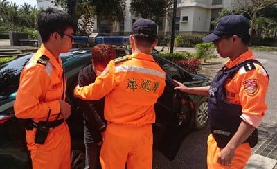多名越南籍偷渡客19日凌晨從台東達仁海邊上岸，2人溺斃，19日晚間深夜海巡和警方又在附近逮捕10名偷渡客，警方研判是大規模偷渡行動。 圖 : 中央社