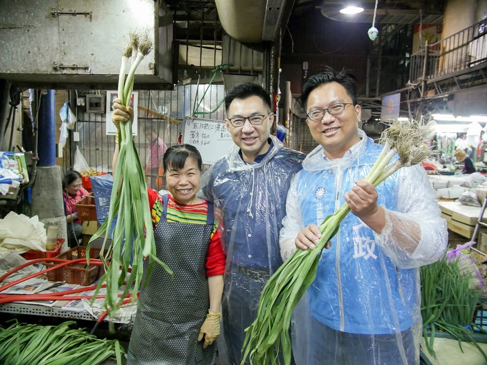 江啟臣（中）陪陳文政到市場拜票，有攤商送上青蒜預祝陳文政「凍蒜」。 圖 : 陳文政/提供