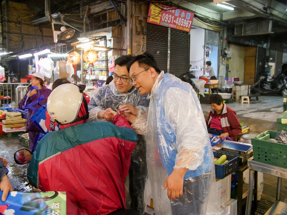 江啟臣（中）陪陳文政到市場拜票。 圖 : 陳文政/提供