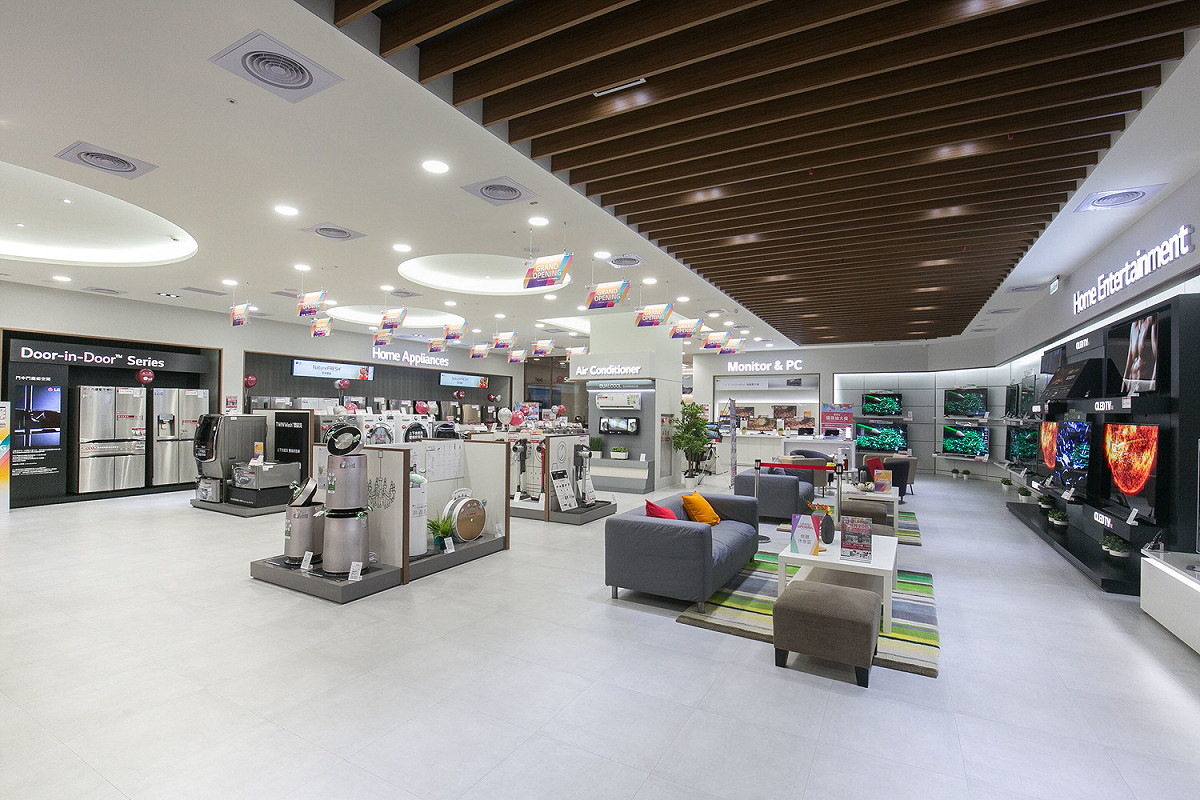 寬敞的店內空間更跳脫過往電子產品用品項分類的方式，以消費者追求美好生活的需求角度出發分為五大主題區域。 圖：LG/提供