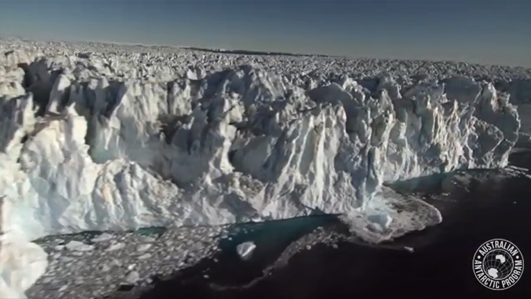 托滕冰川（Totten Glacier）是南極洲流速最快、面積最大的冰川之一，因氣候暖化融冰加速，恐面臨崩解。 圖：翻攝Australian Antarctic Divisionu影片