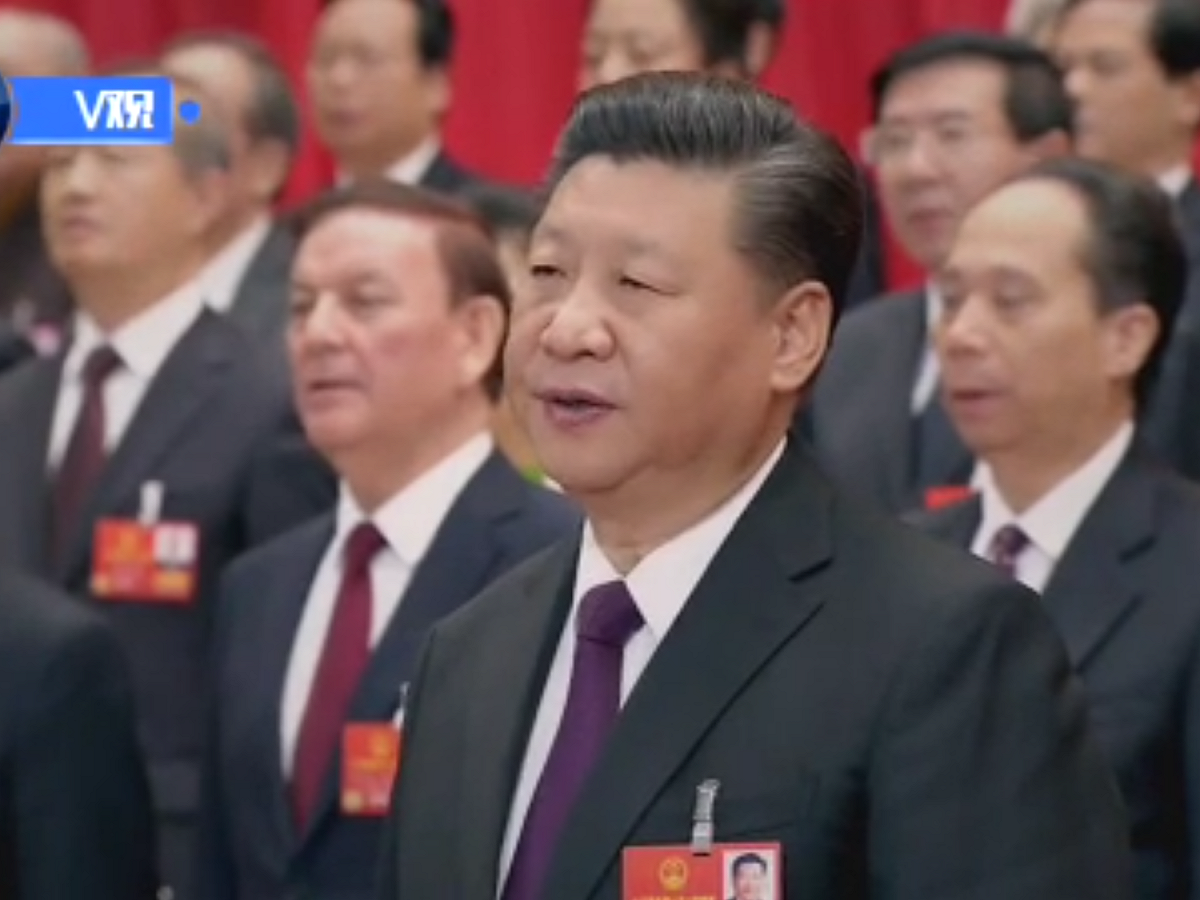 現在習近平得到無限期掌權的權力，解決台灣和其他地區鄰國糾紛的責任完全落在中國這位領導人身上。北京一位中國問題分析人士郗士（Francesco Sisci）說，很多人會期待習近平採取決定性行動。 圖：翻攝自央視畫面
