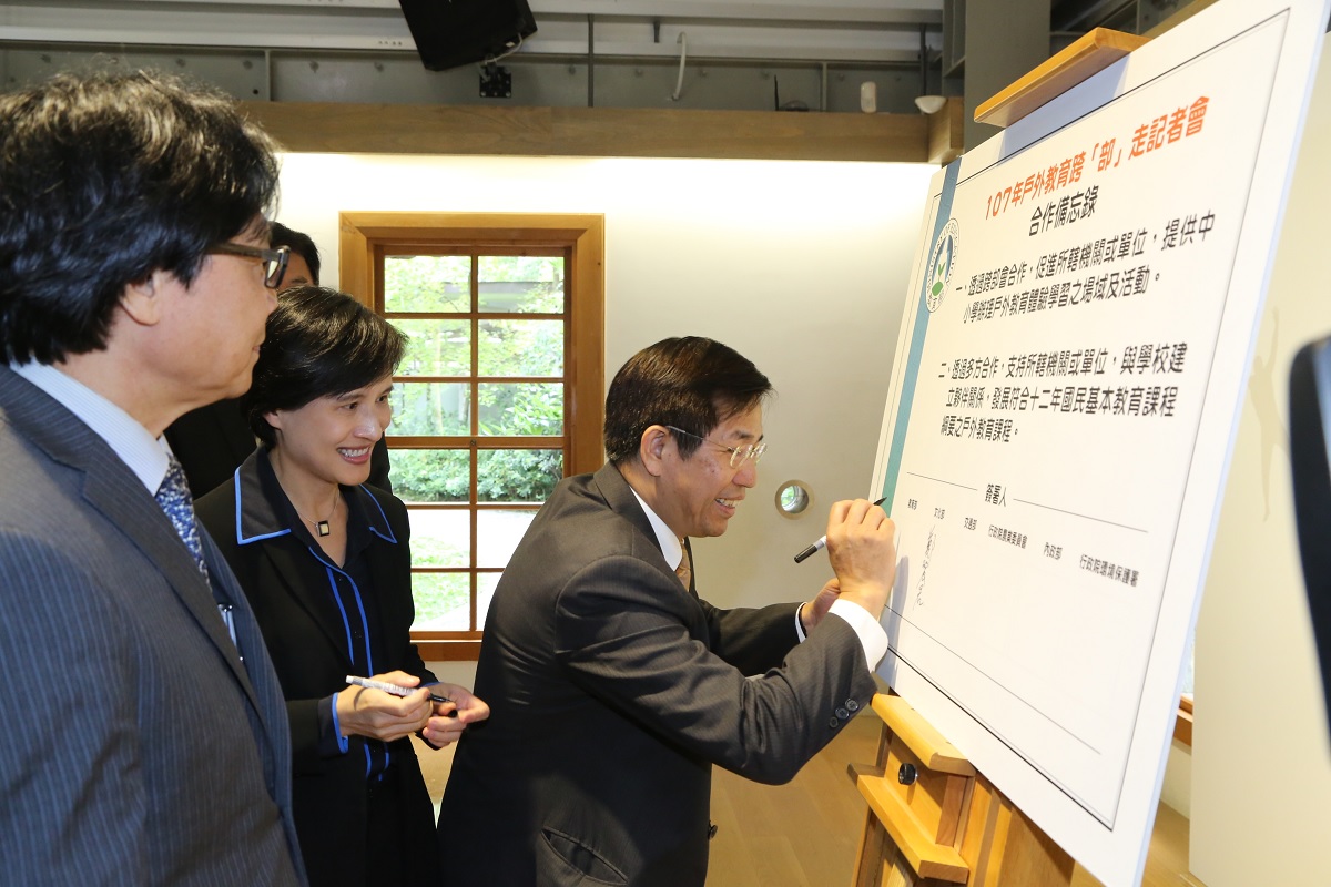 文化部長鄭麗君以當媽媽的經驗提醒：「我們千萬不能因為有了教室，成為孩子的牢籠。」 圖:教育部／提供