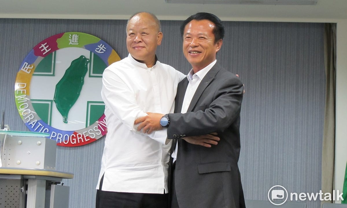 嘉義縣議長張明達與農委會前副主委翁章良21日在中常會舉行記者會象徵團結。 圖：林朝億/攝
