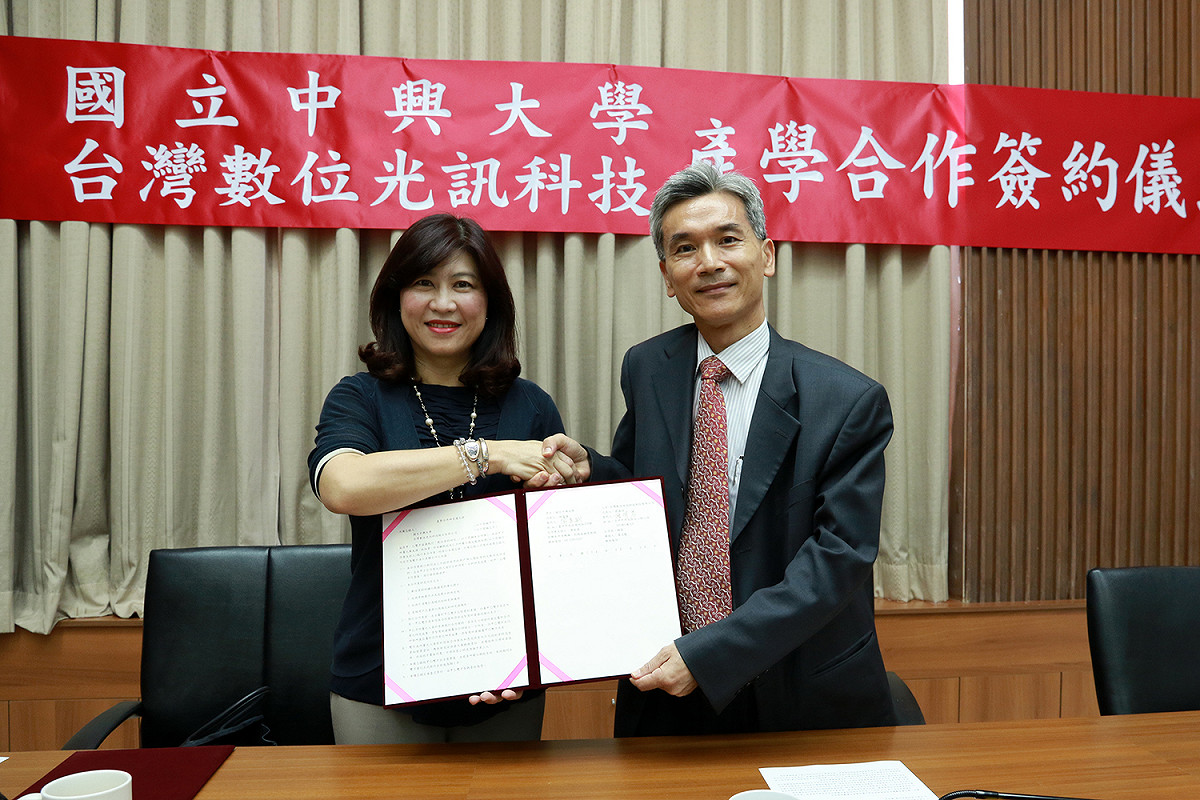 台灣數位光訊科技集團所屬5間有線系統台涉違黨政軍條款，共挨罰新台幣200萬元，業者不服提訴願，行政院訴願委員會決議要求撤銷原處分。圖左為台數科執行長廖紫岑。 圖 : 翻攝自中興大學網頁