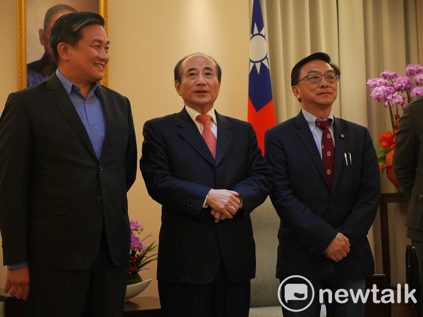 今天（21日）在前立法院長、國民黨立委王金平協調下，國民黨立委陳宜民與民進黨立委王定宇兩人握手言和，解開一年多來的的心結。 圖：黃韋銓 /攝