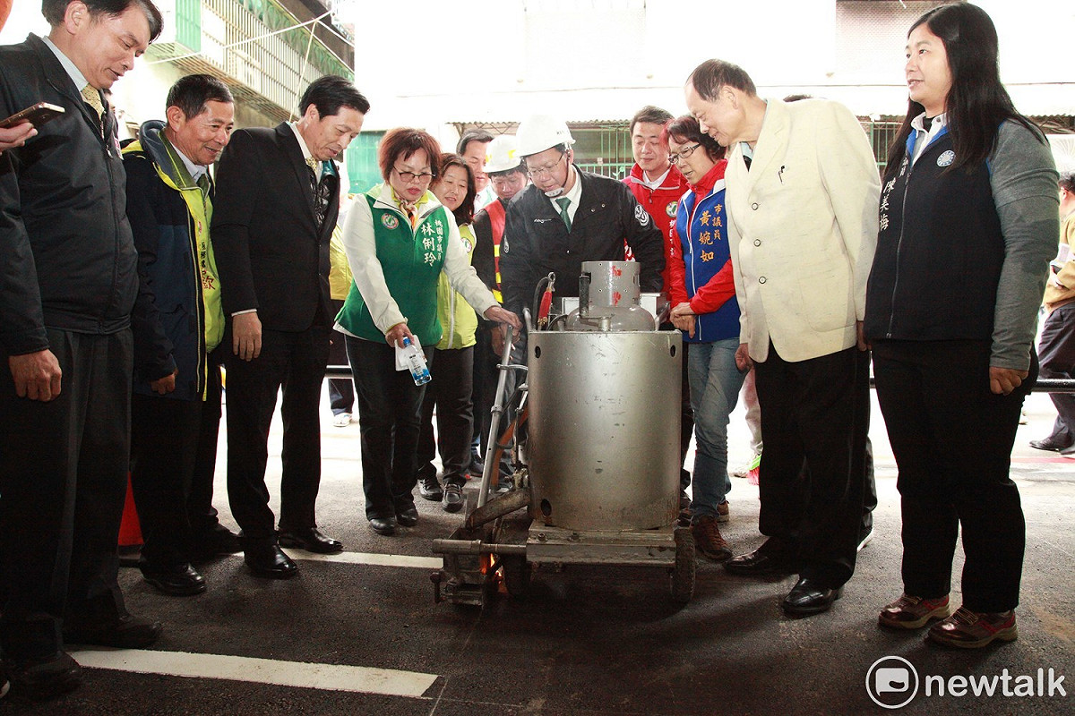 市長鄭文燦親自繪製車格標線，為第一階段交通微整形計畫結尾。 圖: 林昀真/攝