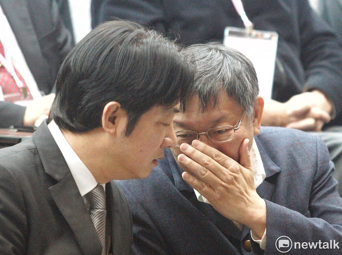 柯文哲與賴清德兩人說悄悄話。 圖：張良一 / 攝