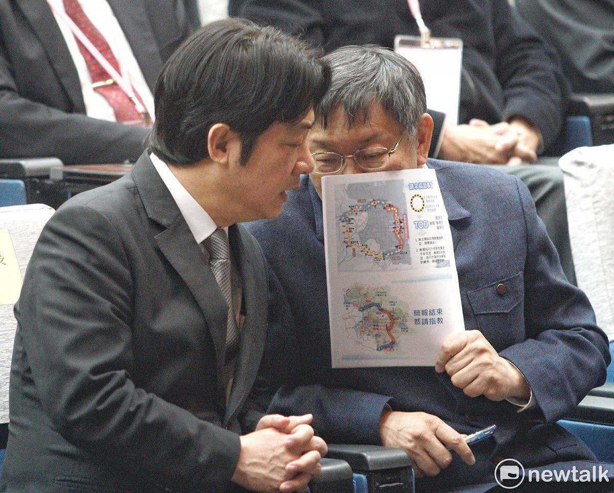 柯文哲與賴清德兩人多次交頭接耳。 圖：張良一 / 攝