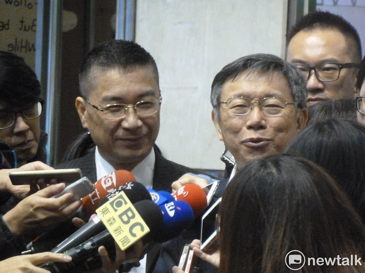 行政院長賴清德今（21）天和台北市長柯文哲共同主持座談會，會後，柯文哲（右）和行政院發言人徐國勇（左）在轉述時都表示，賴清德很「阿莎力」的答應中央會補助8億元讓翡翠水庫接專管。 圖：謝莉慧/攝